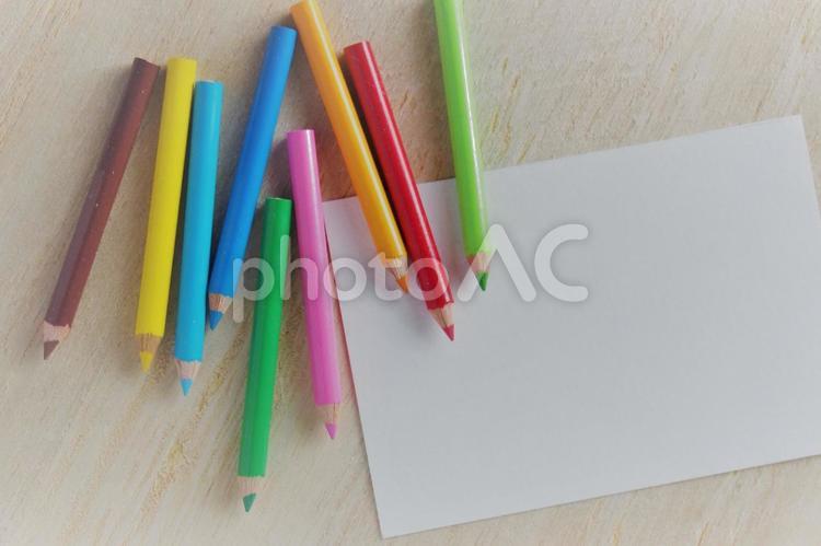 カラフルなミニチュアの色えんぴつと画用紙 画用紙,色鉛筆,えんぴつの写真素材