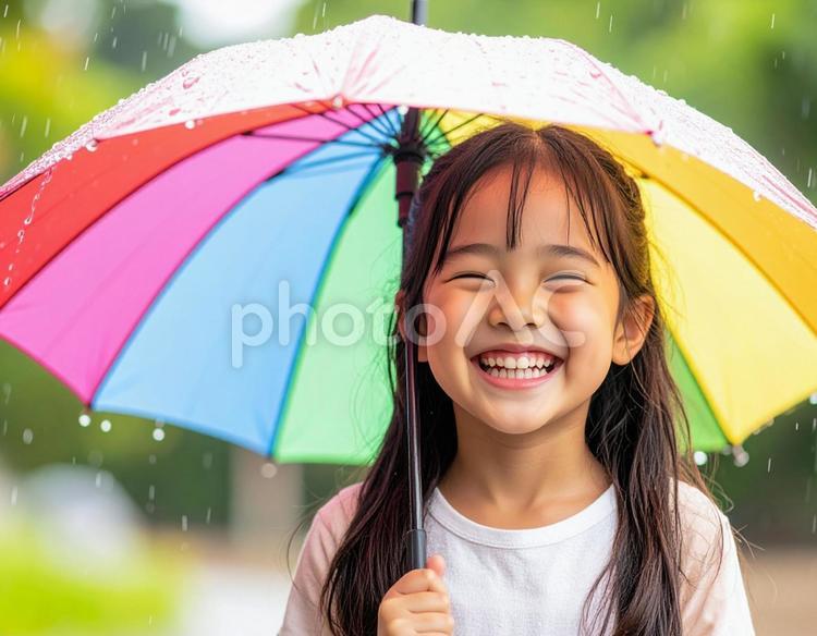 雨の日でも元気いっぱい！笑顔の女の子 女の子,傘,雨の写真素材