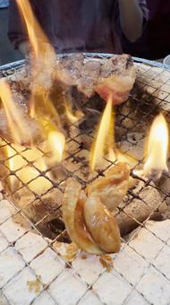焼肉屋で七輪炭焼き ホルモンと豚バラに炎 焼肉屋で七輪炭焼き ホルモンと豚バラに炎 焼肉,カルビ,七輪の写真素材