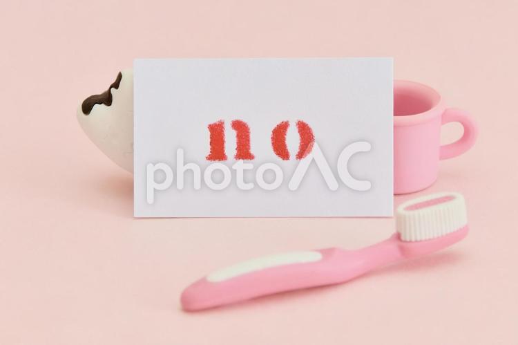 noと書かれたカードに隠れる虫歯 歯,虫歯,虫歯予防の写真素材