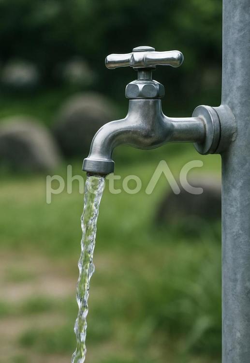屋外の水道の蛇口から水が流れる瞬間 蛇口,水,水道の写真素材