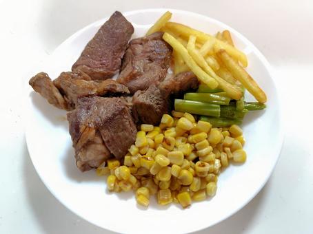 牛肩ロースステーキ&カーネルコーン 牛肩ロースステーキ&カーネルコーン 牛肩ロースステーキ,カーネルコーン,フライドポテトの写真素材