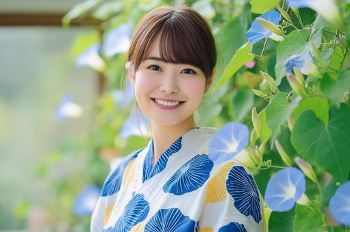朝顔柄の浴衣を着た笑顔の女性 朝顔柄の浴衣を着た笑顔の女性の写真