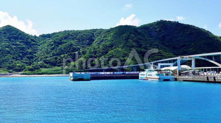 沖縄県阿嘉島の港と阿嘉大橋と慶留間島 海,座間味,橋の写真素材
