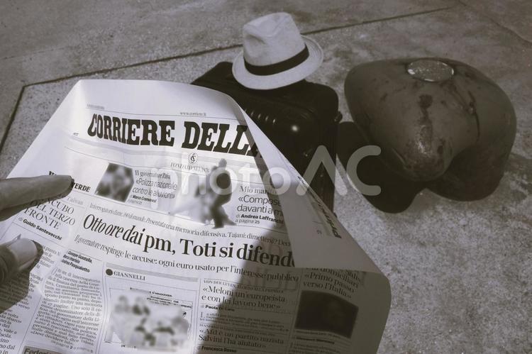 イタリアの波止場のイメージ（白黒） スーツケース,ボラード,イタリア語新聞の写真素材