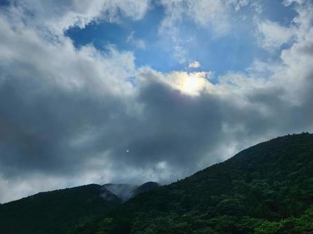 青空 太陽 山 青空 太陽 山の写真