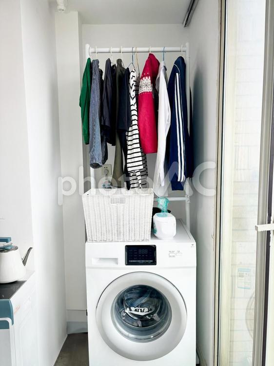 洗濯機上のすっきり収納アイデア 洗濯機,ランドリールーム,収納の写真素材