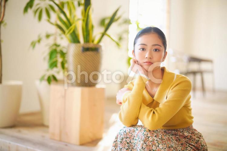 顎に手を置いて遠くを見る女性 女性,ポートレート,顎の写真素材
