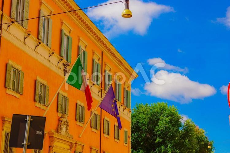 防衛省と青空（ローマ） イタリア,ローマ,イタリア国旗の写真素材