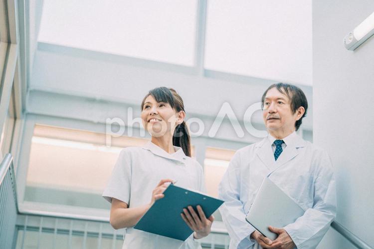 病院で働く中高年の医者と看護師 医者,看護師,病院の写真素材