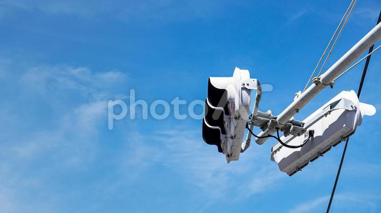 青空と信号機 信号機,信号,交通の写真素材