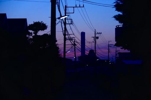 夜明の空と暗がりに移る建物 夜明の空と暗がりに移る建物の写真