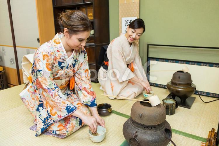 インバウンドツーリスト　文化体験　茶道　 インバウンド,インバウンドツーリスト,観光の写真素材