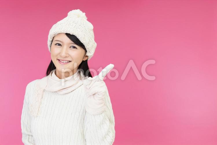 指示する笑顔の女性 女性,女,笑顔の写真素材