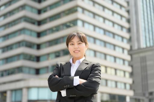 腕を組む女性 腕を組む女性 スーツ,新入社員,フレッシャーズの写真素材
