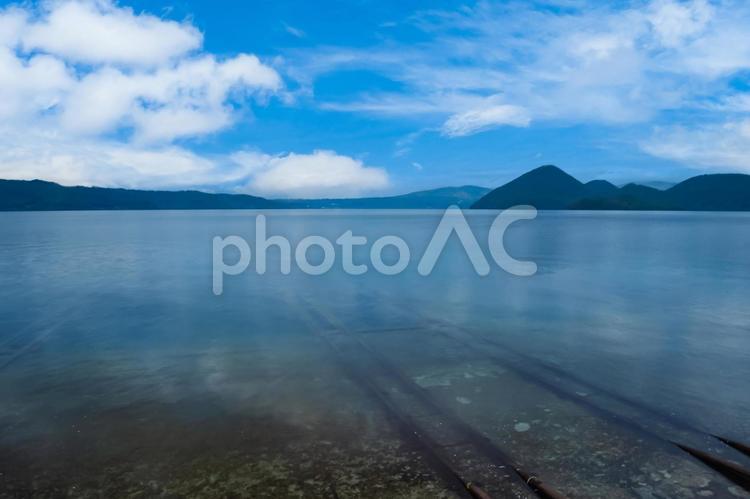 北海道、湖底に向かって沈んでいく線路 湖底線路,フォトジェニック,不思議の写真素材