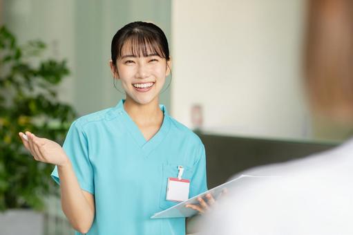 患者を問診する若い女性医師 患者を問診する若い女性医師 若い,医師,問診の写真素材