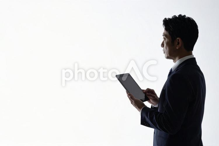 タブレットPCを持つビジネスマン男性 タブレットpc,ビジネス,人物の写真素材