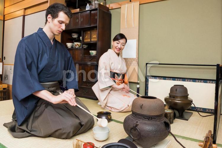 インバウンドツーリスト　文化体験　茶道　 インバウンド,インバウンドツーリスト,観光の写真素材