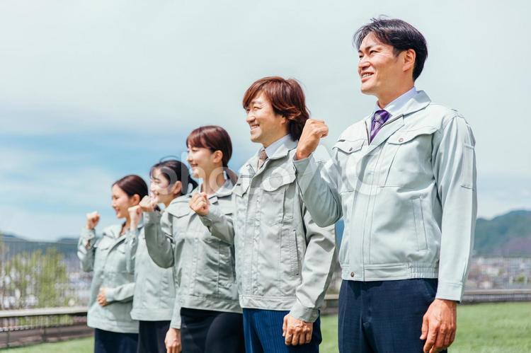 作業着をきた笑顔の会社員（ガッツポーズ） 作業着,エンジニア,設計士の写真素材