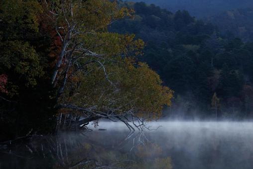 オンネトーの紅葉の写真