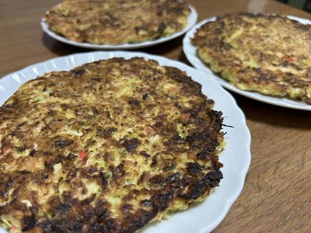 ソースをトッピングする前のお好み焼き ソースをトッピングする前のお好み焼き お好み焼き,粉もの,おかずの写真素材