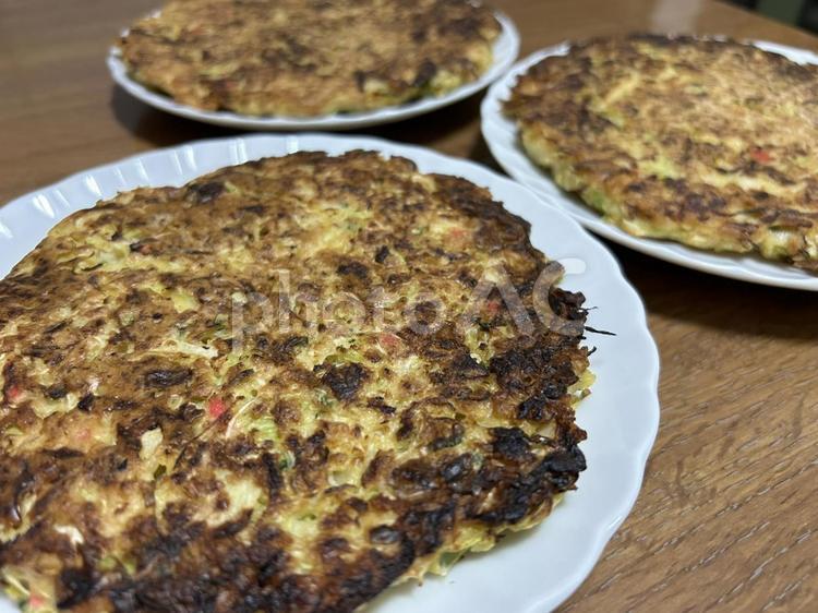 ソースをトッピングする前のお好み焼き お好み焼き,粉もの,おかずの写真素材