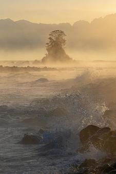 波しぶきと朝の雨晴海岸_縦 雨晴海岸,海,冬の写真素材