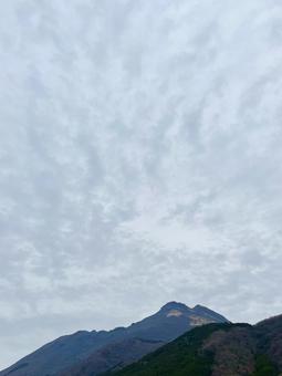 湯布院の街から望む由布岳 湯布院の街から望む由布岳の写真