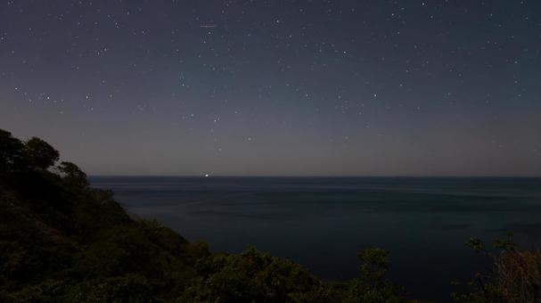 満点の星空の大海原 満点の星空の大海原 山沿い,星空,光の写真素材