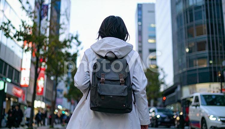 街中を通勤で歩いていくリュック姿の女性 女性,バックパッカー,バックパックの写真素材