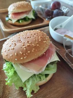 ハンバーガー２個 ハンバーガー,トレイ,食事の写真素材