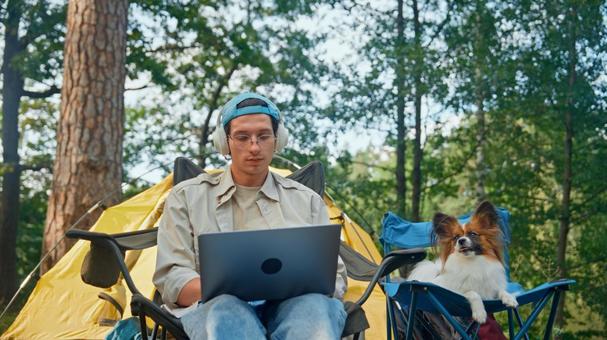 ヘッドホンをつけた男性と犬 男性,外国人,犬の写真素材