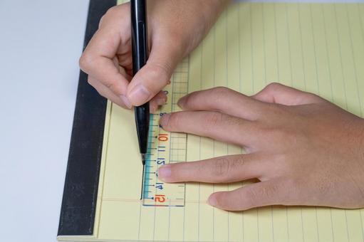 定規とペンで用紙に垂直な線を描く手元 メモ,書く,手の写真素材