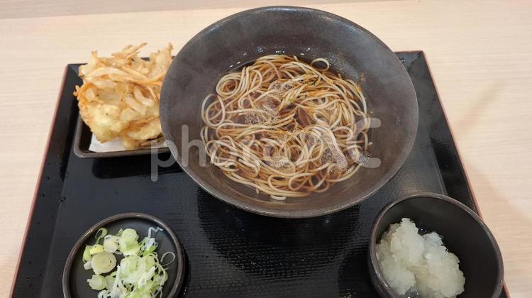 そばとかき揚げと大根おろし そば,蕎麦,立ち食いの写真素材