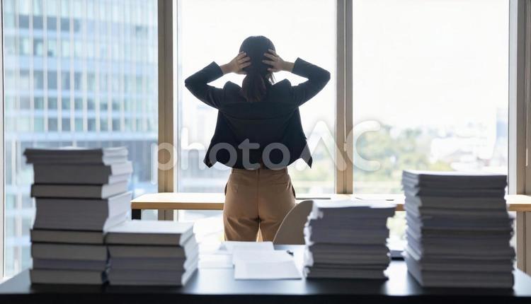 悩み事で頭を抱える女性社員 人物,悩む,疲労の写真素材