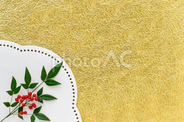 金のもみ和紙に南天の葉と赤い実の背景 南天,和紙,金の写真素材