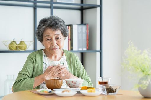 食欲不振のシニアの女性 食欲不振のシニアの女性 食欲不振,食事,食欲の写真素材