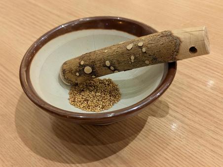 白ごまのは入ったすり鉢 白ごまのは入ったすり鉢 すり鉢,すりごま,ゴマの写真素材