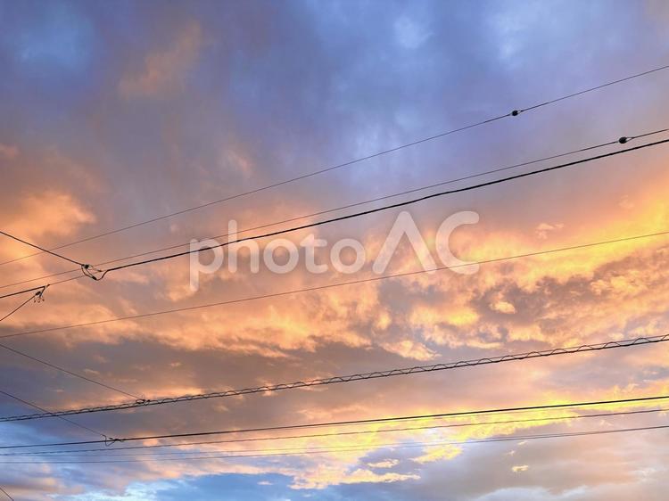 梅雨時期の、とある日の夕方 夕焼け,雲,空の写真素材