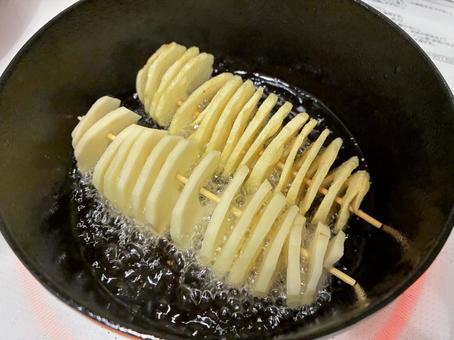 トルネードポテト揚げ中 トルネードポテト,揚げる,じゃがいもの写真素材