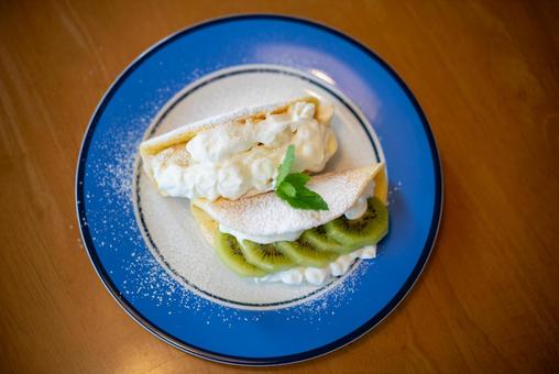 キウイと生クリームのクレープ クレープ,デザート,スイーツの写真素材