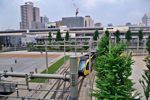 宇都宮駅東口から出発するライトライン 宇都宮駅東口から出発するライトライン ライトライン,宇都宮ライトレール,路面電車の写真素材