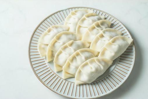 焼く前の餃子 焼く前の餃子の写真