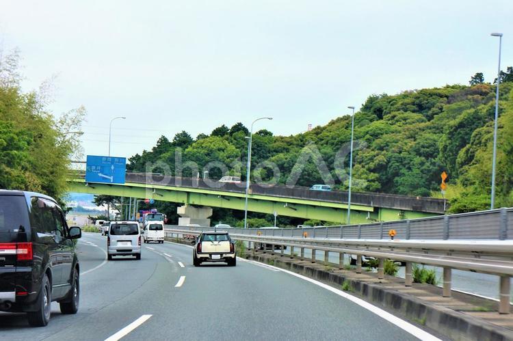 立体交差の道路と新緑の山 立体交差,カーブ,左カーブの写真素材