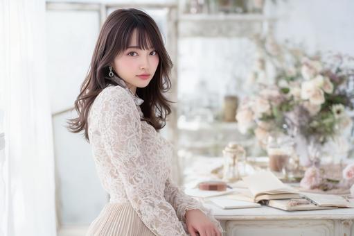 花柄レースのブラウスを着た女性 花柄レースのブラウスを着た女性の写真