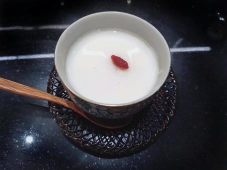 クコの実が乗った杏仁豆腐 杏仁豆腐,クコの実,ミルクプリンの写真素材