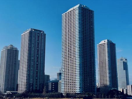 タワーマンションのある都市風景 タワーマンションのある都市風景 タワーマンション,風景,街並みの写真素材