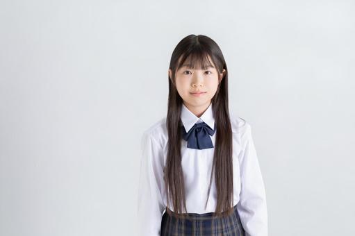 制服を着たロングヘアの小学生 制服を着たロングヘアの小学生 制服,しょう学生,白背景の写真素材