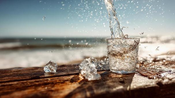ビーチで楽しむ冷たい一杯の水 ビーチで楽しむ冷たい一杯の水の写真
